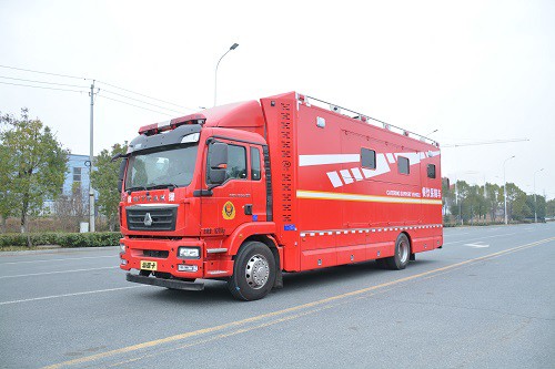 重汽汕德卡野外餐飲保障車(chē)（可提供100-300人就餐）